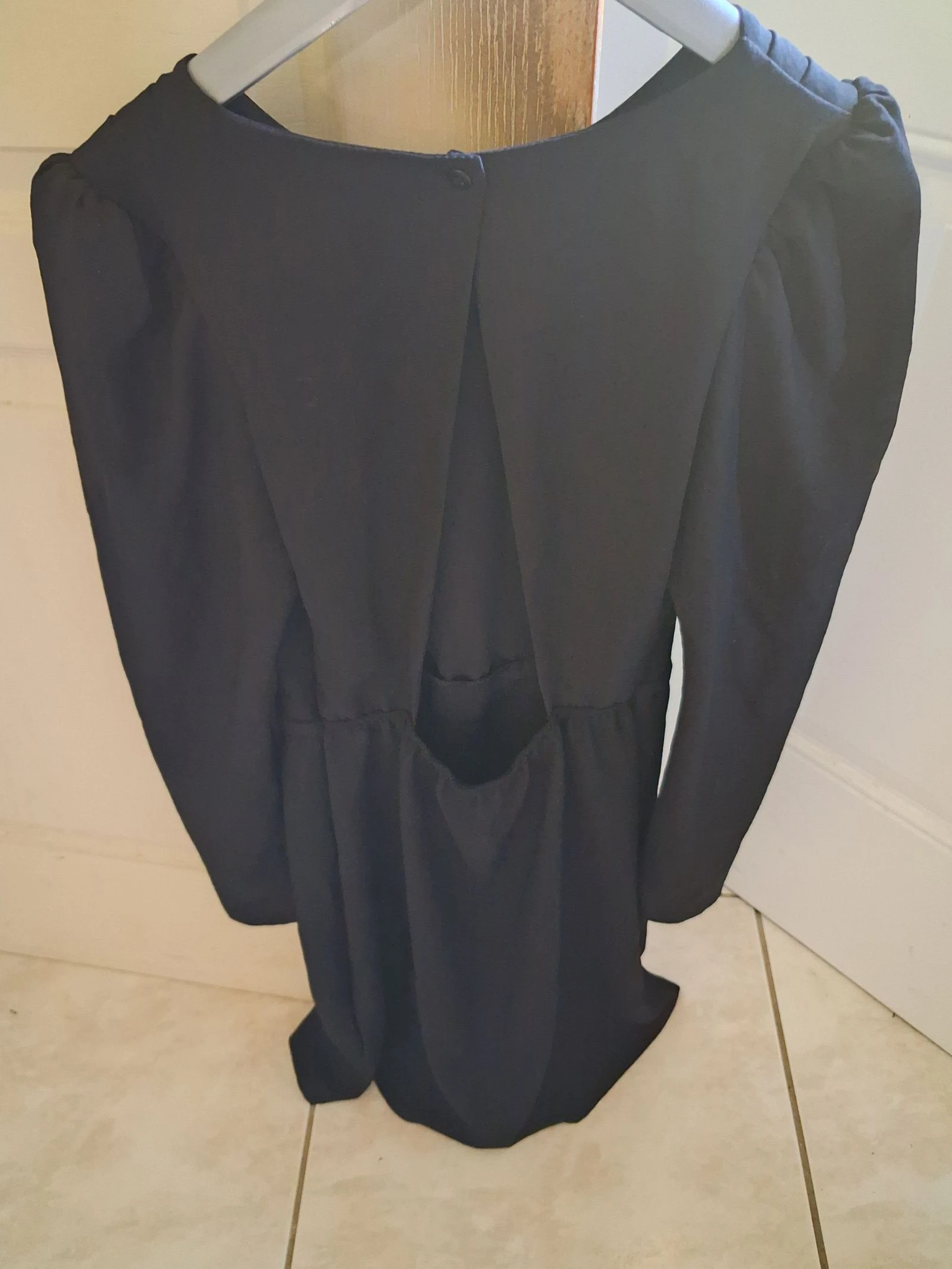 Langmouwen jurk met schouderstukken – photo 5